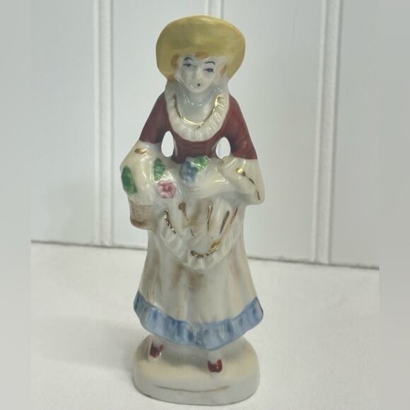 Vintage Ceramic Hand painted Colonial Woman mini figurine - Picture 3 of 11